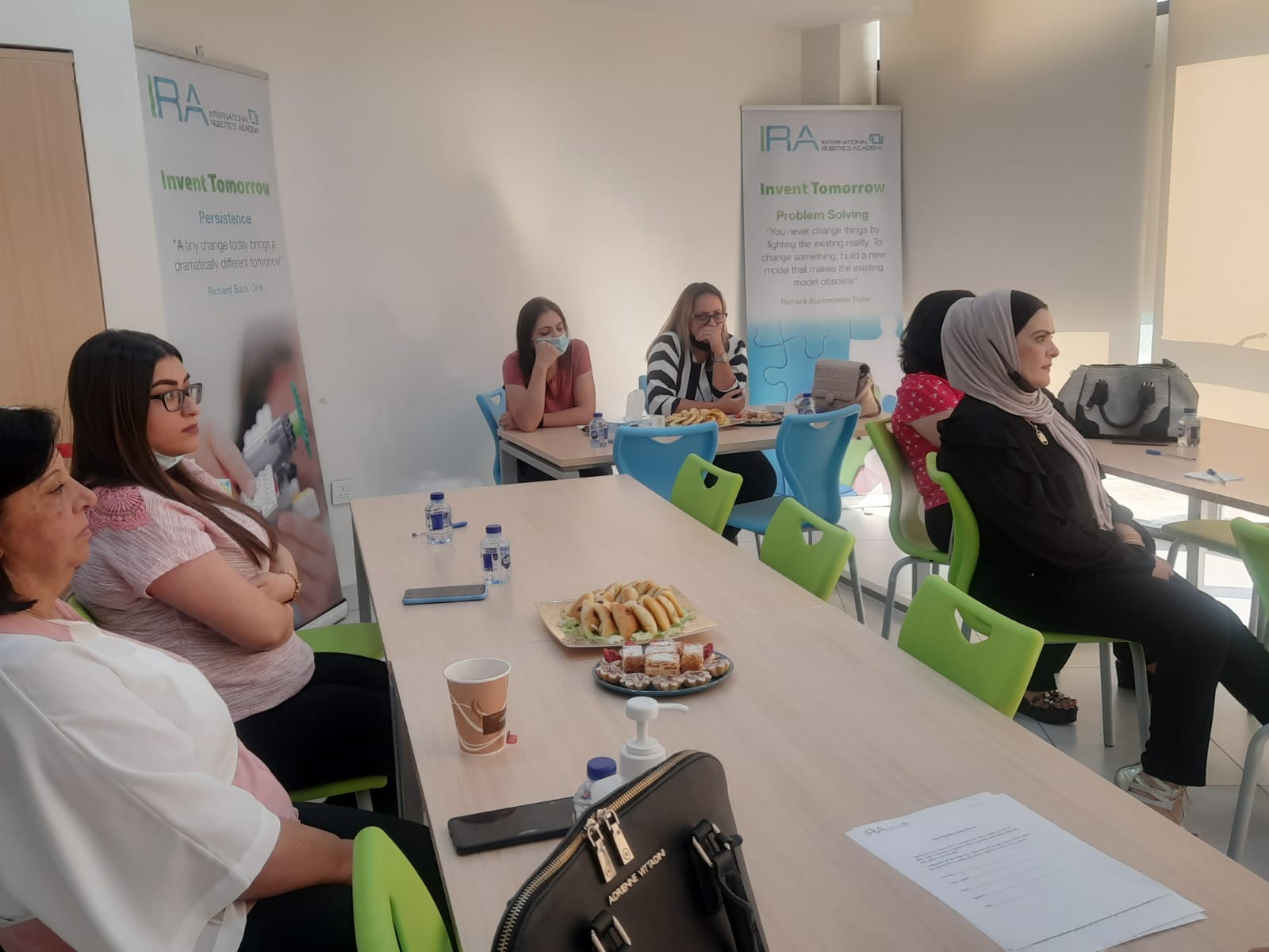 ورشة تدريبية عن كيفية استخدام نظام الروبوت في المواد العلمية.